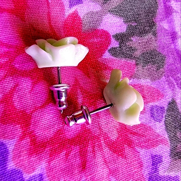 COPY - Fashion Resin Stud Flower Earrings 🌱 EUC - Picture 6 of 8